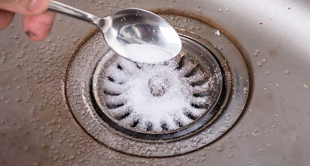 Comment déboucher un évier vinaigre blanc ?